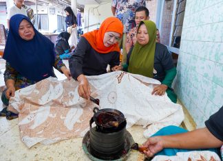 Sambangi Kampung Batik Tulis Tanjung Bumi Bangkalan, Khofifah: Kekuatan Budaya Tinggi yang Harus Dilestarikan