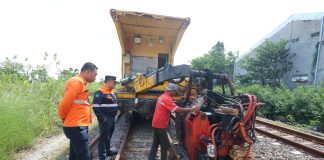KAI Daop 8 Surabaya Tingkatkan Prasarana dengan Penggantian Rel R.50 Menjadi R.54 KAI Daop 8 Surabaya Tingkatkan Prasarana dengan Penggantian Rel R.50 Menjadi R.54 (foto : ist)