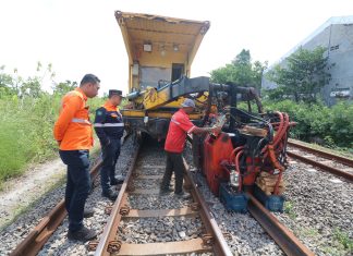KAI Daop 8 Surabaya Tingkatkan Prasarana dengan Penggantian Rel R.50 Menjadi R.54 KAI Daop 8 Surabaya Tingkatkan Prasarana dengan Penggantian Rel R.50 Menjadi R.54 (foto : ist)