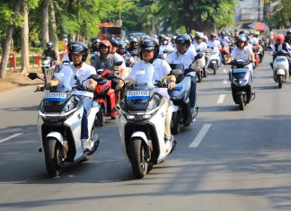 Pj. Gubernur Jatim Konvoi Motor Listrik Bareng PLN Wujudkan Jatim Ramah Lingkungan Menuju NZE 2060