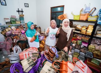 Kunjungi Kampung Produsen Tas Anyam Jali di Ponorogo, Khofifah Siap Dukung UMKM Rambah Pasar Global