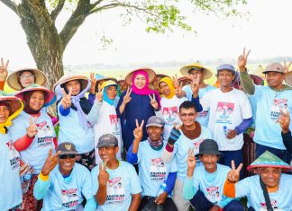 Akrab dan Merakyat, Momen Khofifah Matun di Sawah dan Makan Bersama Petani Ngawi