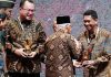 Pertahankan Komitmen Keberlanjutan, ITS Kembali Raih Indonesia’s SDGs Action Awards 2024 Rektor ITS Ir Bambang Pramujati MSc Eng PhD (kanan) saat menerima penghargaan Indonesia's SDGs Action Awards 2024 yang diberikan oleh Wakil Presiden RI KH Ma'ruf Amin di Hotel Fairmont, Jakarta (foto : ist)