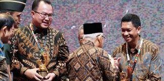 Pertahankan Komitmen Keberlanjutan, ITS Kembali Raih Indonesia’s SDGs Action Awards 2024 Rektor ITS Ir Bambang Pramujati MSc Eng PhD (kanan) saat menerima penghargaan Indonesia's SDGs Action Awards 2024 yang diberikan oleh Wakil Presiden RI KH Ma'ruf Amin di Hotel Fairmont, Jakarta (foto : ist)