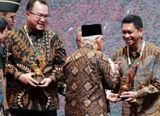 Pertahankan Komitmen Keberlanjutan, ITS Kembali Raih Indonesia’s SDGs Action Awards 2024 Rektor ITS Ir Bambang Pramujati MSc Eng PhD (kanan) saat menerima penghargaan Indonesia's SDGs Action Awards 2024 yang diberikan oleh Wakil Presiden RI KH Ma'ruf Amin di Hotel Fairmont, Jakarta (foto : ist)