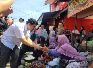 Blusukan di Pasar Baru Kamal Bangkalan, Emil Dardak Prioritaskan Kelanjutan Perbaikan Sisa Lapak Yang Terbakar Blusukan di Pasar Baru Kamal Bangkalan, Emil Dardak Prioritaskan Kelanjutan Perbaikan Sisa Lapak Yang Terbakar (foto : ist)