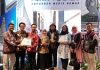 ITS Sukses Borong Penghargaan Anugerah Media Humas 2024 Sekretaris ITS dan tim Unit Komunikasi Publik (UKP) ITS menunjukkan penghargaan Anugerah Media Humas (AMH) 2024 yang berhasil diraih di Hotel Pullman Bandung (foto : ist)