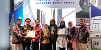 ITS Sukses Borong Penghargaan Anugerah Media Humas 2024 Sekretaris ITS dan tim Unit Komunikasi Publik (UKP) ITS menunjukkan penghargaan Anugerah Media Humas (AMH) 2024 yang berhasil diraih di Hotel Pullman Bandung (foto : ist)