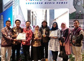 ITS Sukses Borong Penghargaan Anugerah Media Humas 2024 Sekretaris ITS dan tim Unit Komunikasi Publik (UKP) ITS menunjukkan penghargaan Anugerah Media Humas (AMH) 2024 yang berhasil diraih di Hotel Pullman Bandung (foto : ist)