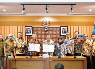 ITS – SKK Migas Kolaborasi Pendirian Study Space dan Migas Corner Jajaran pimpinan ITS dan SKK Migas usai penandatangan Perjanjian Kerja Sama (PKS) pendirian Study Space dan Migas Corner di Gedung Rektorat ITS (foto : ist)