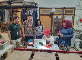 Petra Christian University : Kembangkan Sistem Penjualan Pintar untuk UMKM Disabilitas Tim dosen Petra Christian University saat melakukan survei ke UMKM Tiara Handicraft (foto : ist)