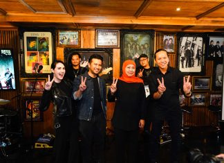 Resmi Luncurkan Video Kampanye Bareng Dewa 19, Khofifah dan Emil Kompak Nyanyikan Lagu Hidup Adalah Perjuangan Resmi Luncurkan Video Kampanye Bareng Dewa 19 Khofifah dan Emil Kompak Nyanyikan Lagu Hidup Adalah Perjuangan (foto : ist)
