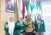 Menyikapi Deflasi, Unusa Beri Kemudahan untuk Biaya Kuliah dan Tidak Naikkan DPP-DOP Rektor Unusa bersama 3 mahasiswi penerima bea siswa (foto : ist)