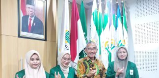 Menyikapi Deflasi, Unusa Beri Kemudahan untuk Biaya Kuliah dan Tidak Naikkan DPP-DOP Rektor Unusa bersama 3 mahasiswi penerima bea siswa (foto : ist)