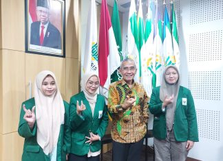 Menyikapi Deflasi, Unusa Beri Kemudahan untuk Biaya Kuliah dan Tidak Naikkan DPP-DOP Rektor Unusa bersama 3 mahasiswi penerima bea siswa (foto : ist)