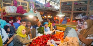 Dengarkan Keluhan Pedagang, Khofifah Dicurhati Soal Banjir di Pasar Pabean Dengarkan Keluhan Pedagang, Khofifah Dicurhati Soal Banjir di Pasar Pabean (foto : ist)