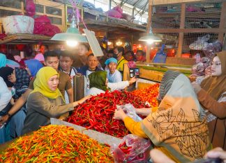 Dengarkan Keluhan Pedagang, Khofifah Dicurhati Soal Banjir di Pasar Pabean Dengarkan Keluhan Pedagang, Khofifah Dicurhati Soal Banjir di Pasar Pabean (foto : ist)