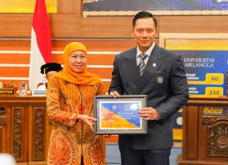AHY Raih Gelar Doktor dari Universitas Airlangga, Khofifah Sebut Sosok Politisi dan Akademisi yang Berkarakter Transformational Leader AHY Raih Gelar Doktor dari Universitas Airlangga, Khofifah Sebut Sosok Politisi dan Akademisi yang Berkarakter Transformational Leader (foto : ist)