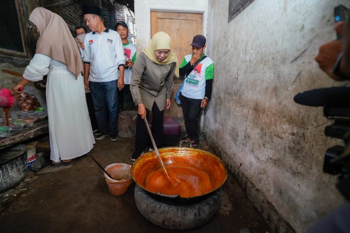 Sambangi Rumah Industri Gula Merah di Candipuro Lumajang, Khofifah Siap Fasilitasi Replanting Kelapa Hibrida (foto : ist) Sambangi Rumah Industri Gula Merah di Candipuro Lumajang, Khofifah Siap Fasilitasi Replanting Kelapa Hibrida (foto : ist)
