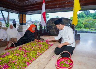 Ziarah ke Makam Bung Karno, Khofifah-Emil Kenang Sosok Bung Karno dan Kedekatannya dengan Ulama NU Ziarah ke Makam Bung Karno, Khofifah-Emil Kenang Sosok Bung Karno dan Kedekatannya dengan Ulama NU (foto : ist)