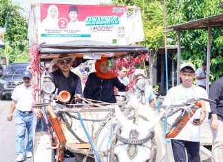 Momen Khofifah Belanja di Pasar Jumat Legi Sukodono, Naik Delman, Borong Jajanan Mochi Hingga Cenil Kreasi Warga Lokal Momen Khofifah Belanja di Pasar Jumat Legi Sukodono, Naik Delman, Borong Jajanan Mochi Hingga Cenil Kreasi Warga Lokal (foto : ist)
