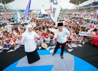 Puluhan Ribu Masyarakat Tumpah Ruah Ikuti Kampanye Akbar Khofifah-Emil di Jember Sport Garden. Tidak Beranjak Meski Diguyur Hujan Puluhan Ribu Masyarakat Tumpah Ruah Ikuti Kampanye Akbar Khofifah-Emil di Jember Sport Garden. Tidak Beranjak Meski Diguyur Hujan (foto : ist)