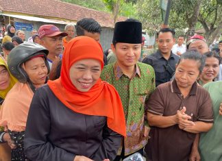 Berseragam Muslimat NU, Mas Ipin Dampingi Khofifah Sapa Masyarakat di Pasar Subuh Trenggalek