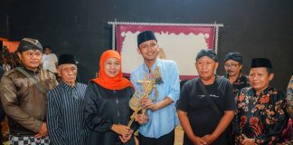 Wayangan Bareng Ki Akbar dan Warga Nganjuk, Khofifah Ajak Generasi Muda Cinta dan Lestarikan Kesenian Wayang