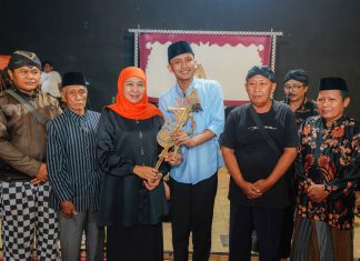 Wayangan Bareng Ki Akbar dan Warga Nganjuk, Khofifah Ajak Generasi Muda Cinta dan Lestarikan Kesenian Wayang