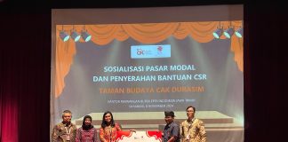 Penyerahan Corporate Social Responsibility (CSR) kepada Taman Budaya Cak Durasim oleh Kantor Perwakilan Bursa Efek Indonesia Jawa Timur