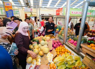 Dicurhati Pedagang Pasar Purwosari Makin Sepi Pembeli, Khofifah: Literasi Digital Jadi Solusi Mendesak