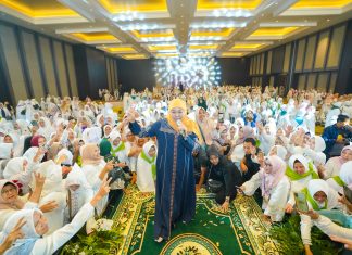 Khofifah Hadiri Shalawat Akbar Bersama Masyarakat Gresik, Lengkapi Ikhtiar Jelang Hari Coblosan Pilgub Jatim