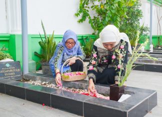 Hari Tenang Kedua, Khofifah Ziarah ke Makam Kiai Wahab Chasbullah dan Kiai Bisri Syansuri di Jombang