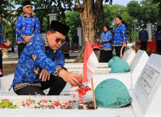 Jelang Hari KORPRI Tahun 2024, Pj. Gubernur Jatim Pimpin Ziarah Makam Tiga Tokoh Pahlawan Bangsa