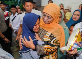 Khofifah Takziyah ke Rumah Duka Keluarga Daris di Situbondo, Saksi Khofifah-Emil yang Meninggal Dunia Usai Betugas