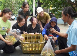 Atasi Sampah di Surabaya, Mahasiswa Ajak Warga Membuat Eco-enzyme Keseruan Yaning Mustikaningrum (jilbab biru) dan warga, bersama beberapa mahasiswa peserta KBM VIII membuat eco-enzyme dari sampah organik (foto : ist)