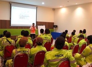 Terminal Teluk Lamong Sosialisasikan Safety Awareness Untuk Tenaga Kerja Lasher Petikemas dan Tenaga Bantu Curah Kering Terminal Teluk Lamong Sosialisasikan Safety Awareness Untuk Tenaga Kerja Lasher Petikemas dan Tenaga Bantu Curah Kering (foto : ist)