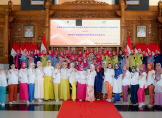 Penasehat DWP Prov Jatim Tinjau Produksi Batik Gedog di Tuban Penasehat DWP Prov Jatim Tinjau Produksi Batik Gedog di Tuban (foto : ist)
