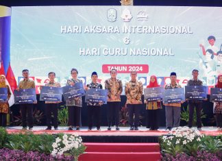 Di Hari Aksara Internasional dan Hari Guru Nasional 2024, Pj. Gubernur Jatim Komitmen Angkat Martabat Profesi Guru Di Hari Aksara Internasional dan Hari Guru Nasional 2024, Pj. Gubernur Jatim Komitmen Angkat Martabat Profesi Guru (foto : ist)