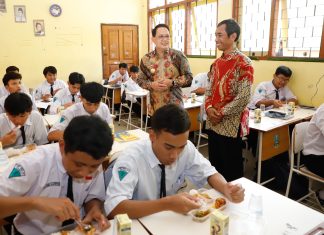 Pj. Gubernur Jatim Tinjau Uji Coba Program Makan Bergizi di SMA dan SMK Gema 45 Surabaya Pj. Gubernur Jatim Tinjau Uji Coba Program Makan Bergizi di SMA dan SMK Gema 45 Surabaya (foto : ist)