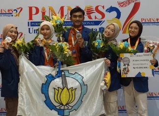 Mahasiswa ITS Tingkatkan Kualitas Maggot melalui Pakan Biofeed dan IoT Istighfaroh Rima Nafiullatif (dua dari kiri) bersama tim PKM-PI ITS saat meraih medali perak di kategori poster pada Pimnas ke-37 2024 (foto : ist)