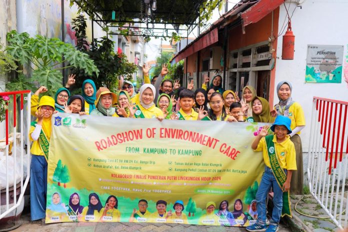 Roadshow of Environtment Care, Dari Kampung ke Kampung: Finalis Pangeran Putri LH’24 Gelar Aksi Sosialisasi Lingkungan dan Pemanfaatan Hasil Produk (foto : ist) Roadshow of Environtment Care, Dari Kampung ke Kampung: Finalis Pangeran Putri LH’24 Gelar Aksi Sosialisasi Lingkungan dan Pemanfaatan Hasil Produk (foto : ist)