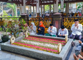 Isi Hari Tenang Pilgub Jatim, Khofifah-Emil Khusyuk Ziarah ke Makam Pendiri NU KH Hasyim Asy’ari dan Gus Dur Isi Hari Tenang Pilgub Jatim, Khofifah-Emil Khusyuk Ziarah ke Makam Pendiri NU KH Hasyim Asy’ari dan Gus Dur (foto : ist)