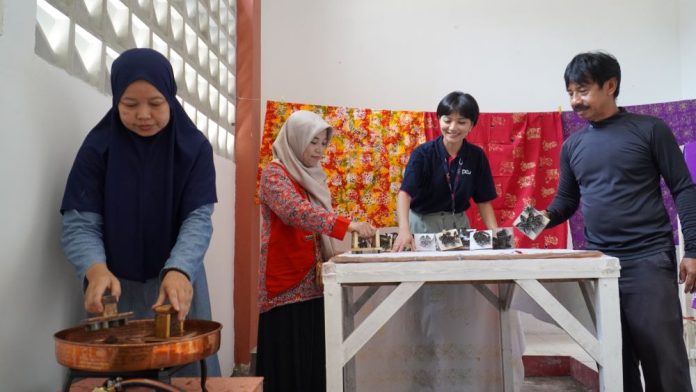 Pelatihan Canting Berbahan Ramah Lingkungan: Empowering Perajin Batik Dolly (foto : ist)