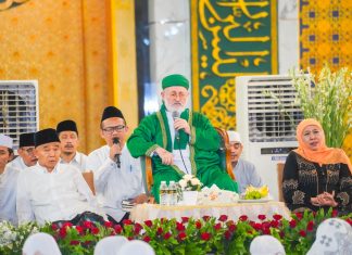 Syekh Fadhil Kembali Isi Kajian Tafsir Al Jailani di MAS, Beri Hadiah Kitab Tafsir Imam Al Ghazali untuk Khofifah Syekh Fadhil Kembali Isi Kajian Tafsir Al Jailani di MAS, Beri Hadiah Kitab Tafsir Imam Al Ghazali untuk Khofifah (foto : ist)