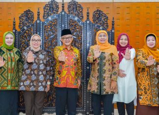 Khofifah Bersama PP Muslimat NU Silaturahmi dengan Mendikdasmen, Sampaikan Usulan Regulasi Penggunaan Medsos Bagi Anak Hingga Implementasi MBG