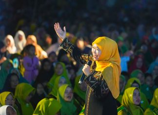 Dihadiri Lebih 20 Ribu Jama’ah Khotmil Quran dan Gebyar Shalawat di Siak – Riau, Khofifah Ajak Masyarakat Hidup Guyup Rukun Sebagai Modal Membangun Bangsa