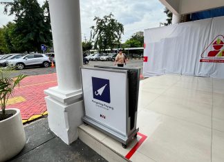 KAI Daop 8 Surabaya Berikan Pelayanan pada Musim Hujan dengan Sediakan Pengering Payung di Stasiun