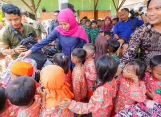 Antusias Siswa Rejoso Sambut Bantuan Tas, Buku, dan Sepatu dari Khofifah Setelah Berhari-Hari Terendam Banjir