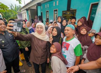 Kunjungan Hangat Khofifah ke TPQ Indar Parawansa Pasuruan, Beri Seragam Baru dan Semangati Santri Kejar Cita-Cita